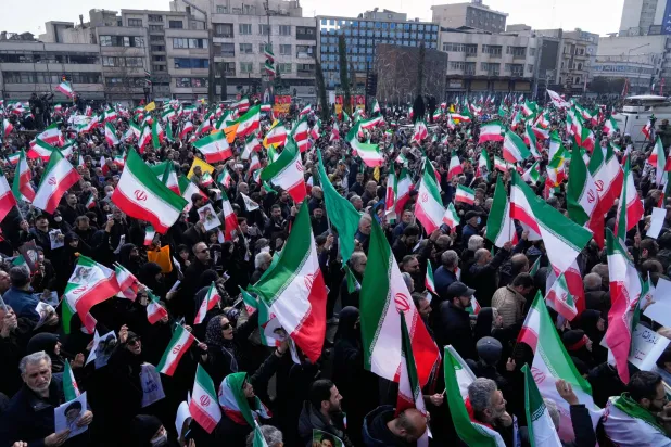 تجمع لإيرانيين في طهران دعماً للمرشد الجديد مجتبى خامنئي 9 مارس (أ.ب)