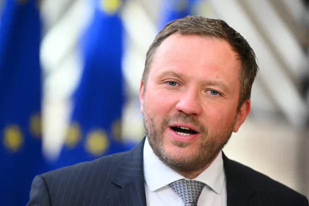 وزير خارجية إستونيا مارغوس تساكنا يتحدث إلى وسائل الإعلام لدى وصوله إلى اجتماع مجلس الشؤون الخارجية لمناقشة الحرب الروسية ضد أوكرانيا والوضع في الشرق الأوسط... بروكسل 16 مارس 2026 (أ.ف.ب) 