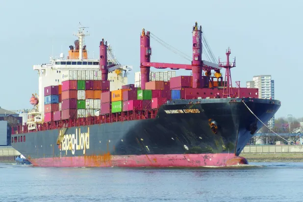سفينة الحاويات «سورس بليسنغ» التي أصيبت بمقذوفات أصابتها بالقرب من مضيق هرمز راسية في هامبورغ (رويترز) 