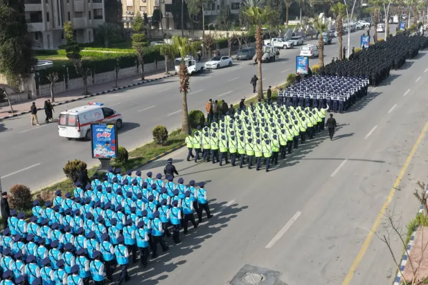 Pazartesi günü Şam’da 2 bin personelin yeni üniformalarıyla düzenlenen mezuniyet töreninden (Suriye İçişleri Bakanlığı)