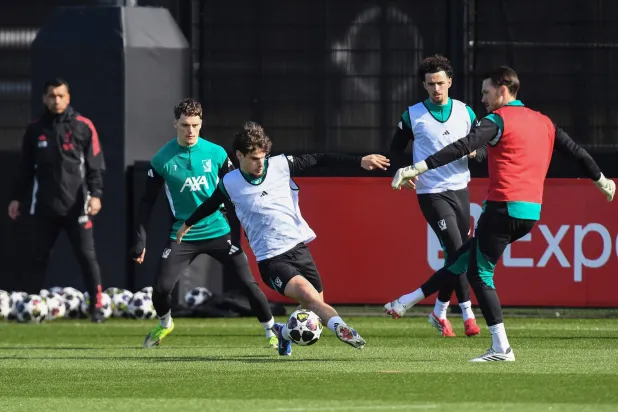 لاعبو ليفربول متحفزون في التدريب قبل موقعة غلاطة سراي الحاسمة (ا ف ب)