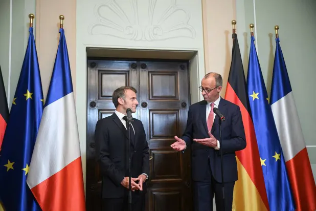 المستشار الألماني فريدريش ميرتس والرئيس الفرنسي إيمانويل ماكرون يحضران مؤتمراً صحافياً في برلين ألمانيا 23 يوليو 2025 (رويترز)