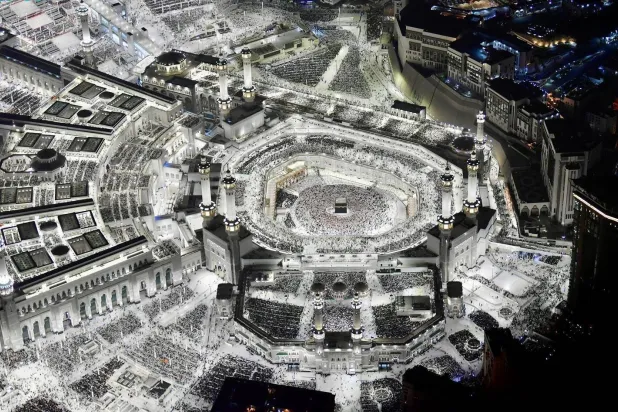 شهد المسجد الحرام ليلة التاسع والعشرين حضوراً كثيفاً لقاصديه من المعتمرين والمصلين لأداء صلاة العشاء والتراويح وختم القرآن الكريم (واس)