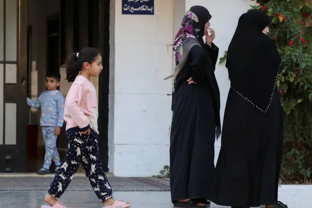  Lübnan'ın güneyindeki bir köyden Sur’da bir okula yerleştirilen yerinden edilmiş Lübnanlılar (Reuters)