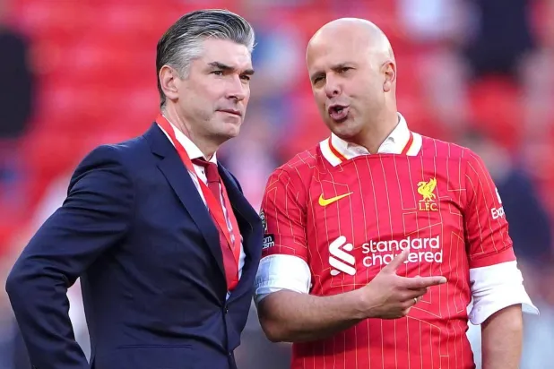  ريتشارد هيوز مع سلوت قبل إحدى مباريات ليفربول (الشرق الأوسط)