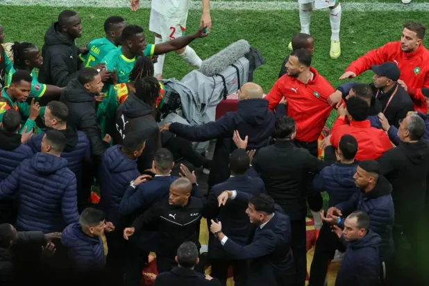 تصرفات منتخب السنغال خلال المباراة تندرج ضمن المخالفات التي توجب العقوبة القصوى (الشرق الأوسط)