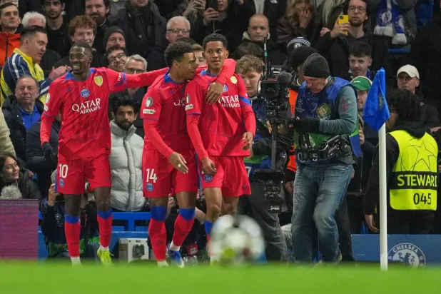 احتفالية لاعبي باريس سان جيرمان بالفوز الكبير على تشيلسي (أ.ب)