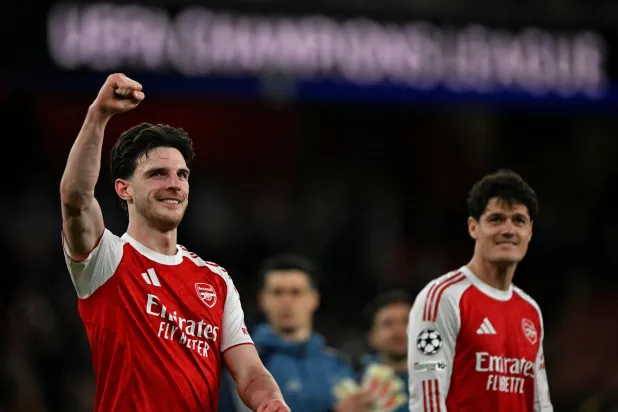 ديكلان رايس "يسار" يحتفل بهدفه الثاني في مرمى ليفركوزن (أ.ف.ب)