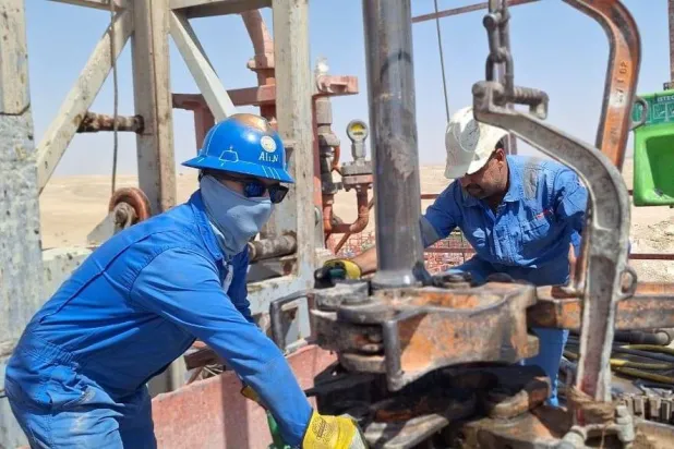 فنيون يشرفون على عملية استخراج النفط من حقل عراقي (وزارة النفط العراقية)