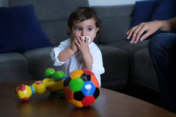 طفل يلهو بألعابه في أحد منازل بيروت عام 2021 (أرشيفية - رويترز)