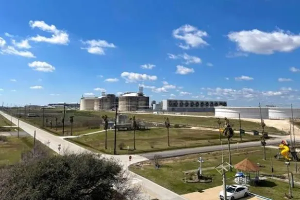 خزانات ووحدات تبريد الغاز في «فري بورت» ثاني أكبر مصدر أميركي للغاز الطبيعي المسال بتكساس (رويترز)