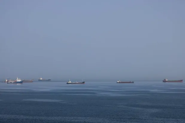 سفن راسية قبالة ميناء السلطان قابوس في مسقط بعُمان (رويترز)