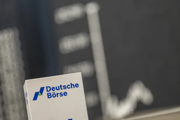 مؤشر الأسهم الألماني «داكس» على شاشة كبيرة في قاعة التداول ببورصة فرانكفورت (د.ب.أ)
