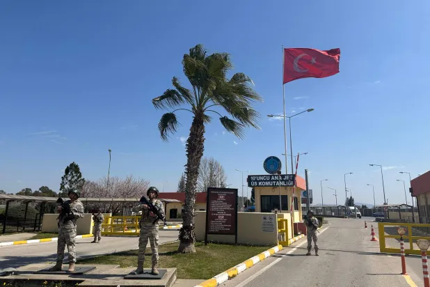 This handout picture taken and released by the Turkish Ministry of National Defense press office on March 12, 2026 shows Turkish soldiers waiting in front of Incirlik military base in Adana. (Turkish Defense Ministry / Turkish Ministry of National Defense / AFP) 