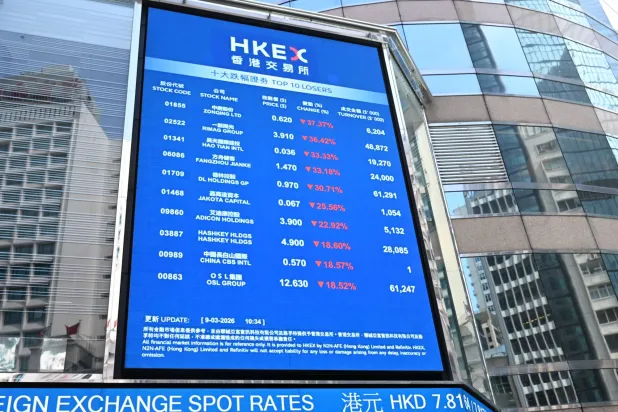 شاشة إلكترونية عملاقة تعرض حركة الأسهم خارج المقر الرئيسي لبورصة هونغ كونغ الصينية (أ.ف.ب)