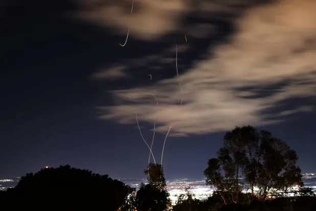اعتراض نظام القبة الحديدية الإسرائيلي لصاروخ إيراني فوق منطقة خليج حيفا بإسرائيل في 28 فبراير (أرشيفية - إ.ب.أ)