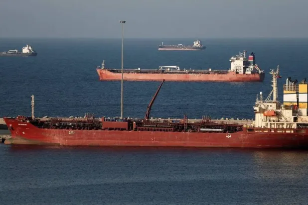 ناقلة نفط راسية في مسقط بعد تعطل حركة الملاحة في مضيق هرمز (رويترز)