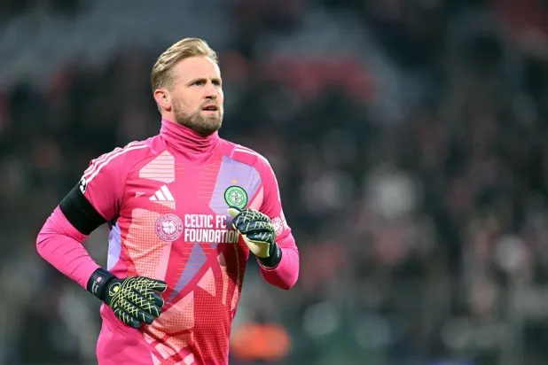 18 February 2025, Bavaria, Munich: Celtic's goalkeeper Kasper Schmeichel in action during the UEFA Champions League layoff second leg soccer match between Bayern Munich and Celtic Glasgow at the Allianz Arena. (dpa) 