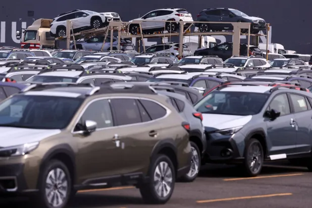 سيارات في طريقها للتصدير بميناء يوكوهاما جنوب العاصمة اليابانية طوكيو (رويترز)