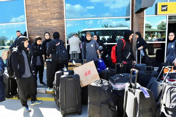 لاعبات إيران لحظة الوصول إلى حدود البلاد (رويترز)