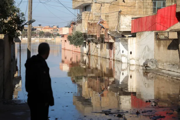 أمطار غزيرة تغرق شوارع الحسكة شمال شرقي سوريا أمس (رويترز)