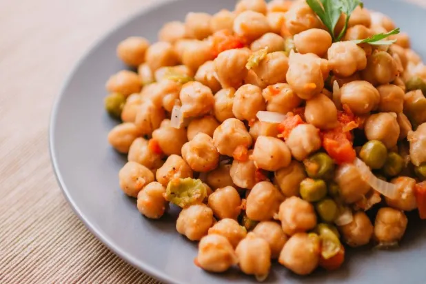 يبرز الحمص كأحد أبرز الخيارات الغذائية لتقوية العظام (بكسلز)