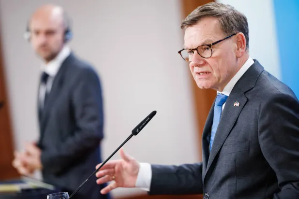 وزير الخارجية الألماني يوهان فادفول متحدثاً خلال مؤتمر صحافي مشترك مع نظيره الفرنسي في برلين يوم 18 مارس 2026 (إ.ب.أ)