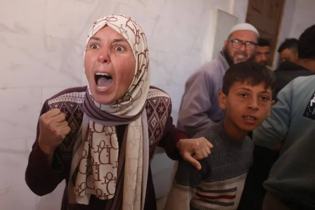 فلسطينية تصرخ خلال جنازة ضحايا غارة إسرائيلية في مستشفى ناصر بخان يونس جنوب غزة يوم الثلاثاء (أ.ف.ب)