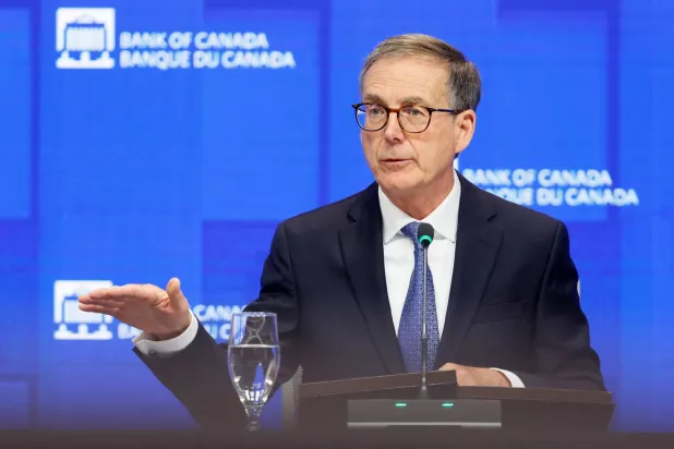 محافظ بنك كندا تيف ماكليم في مؤتمر صحافي بعد اجتماع للجنة السياسة النقدية (أرشيفية- رويترز)