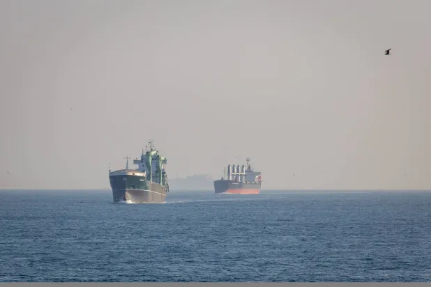 ناقلات نفط وسفن شحن تعبر مضيق البوسفور بإسطنبول في ظل تصاعد التوترات في مضيق هرمز (د.ب.أ)