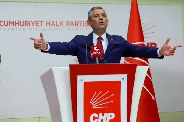 زعيم المعارضة التركية رئيس حزب «الشعب الجمهوري» أوزغور أوزيل خلال مؤتمر صحافي الثلاثاء كشف فيه عن ممتلكات قال إنها تعود إلى وزير العدل أكين غورليك (حساب الحزب في إكس)