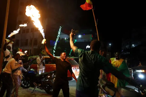مشجعو السنغال يحتفلون بعد الفوز بكأس الأمم الأفريقية لكرة القدم في دكار (رويترز)