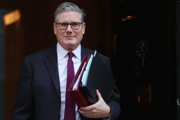 رئيس الوزراء البريطاني كير ستارمر يغادر مقر رئاسة الوزراء في 10 داونينغ ستريت بلندن 18 مارس 2026 (إ.ب.أ)