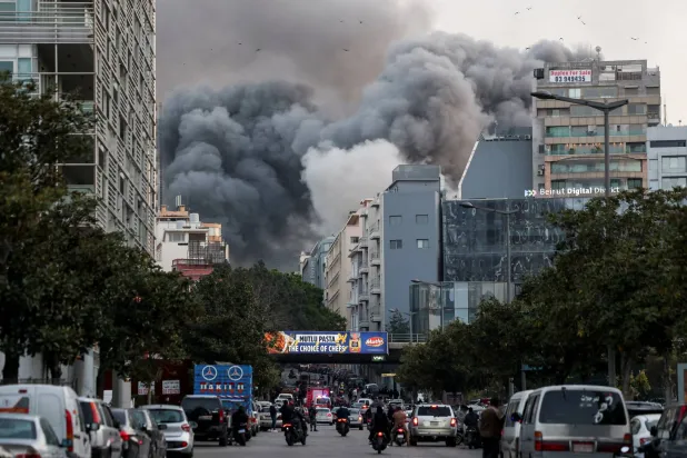 تصاعد الدخان بعد غارة إسرائيلية في منطقة الباشورة بوسط بيروت (رويترز)