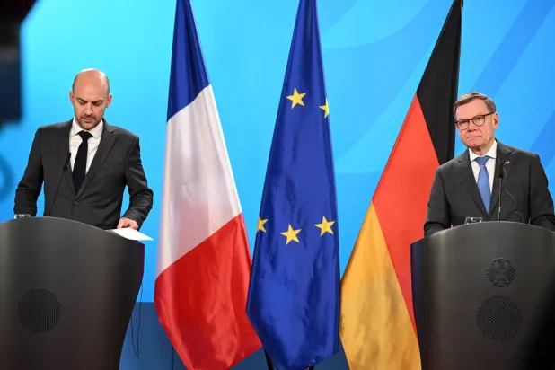 الوزير الفرنسي جان نويل بارو خلال المؤتمر الصحافي المشترك مع نظيره الألماني يوهان فاديفول في برلين بعد ظهر الأربعاء (آ.ب)