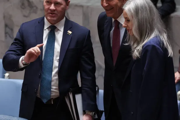 حديث بين سفير الولايات المتحدة لدى الأمم المتحدة مايك والتز مع المبعوث الأميركي الخاص إلى سوريا توم براك قبل اجتماع مجلس الأمن بشأن الوضع في الشرق الأوسط الأربعاء (رويترز)