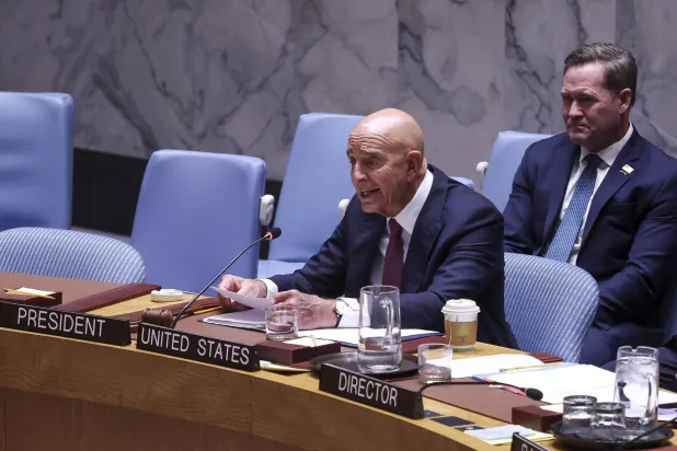  توم برّاك متحدثا خلال جلسة لمجلس الأمن في نيويورك اليوم (إ.ب.أ)