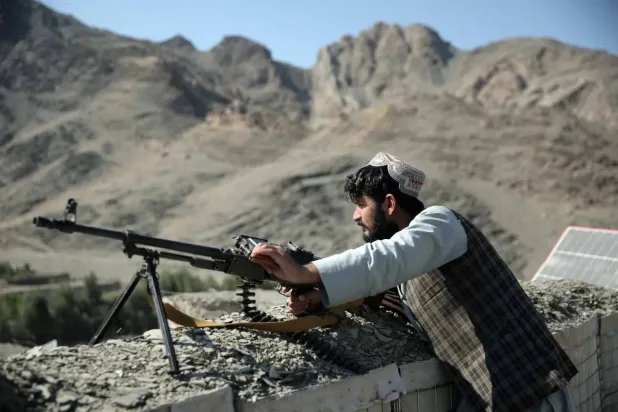 مسؤول أمني من حركة «طالبان» يحرس عند نقطة تفتيش قرب معبر تورخم الحدودي مع باكستان الأحد (إ.ب.أ)