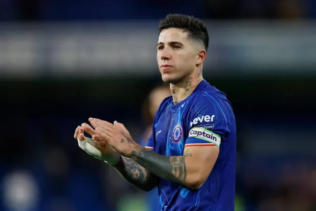 الأرجنتيني إنزو فرنانديز (رويترز)