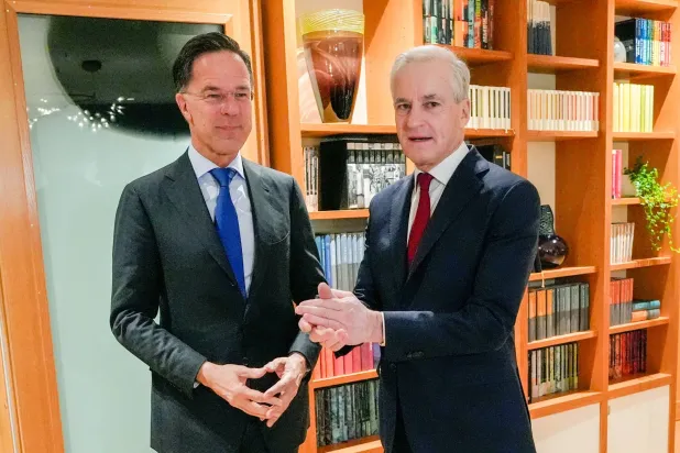 رئيس الوزراء النرويجي جوناس غار ستور (يمين) يلتقي مع الأمين العام لحلف «الناتو» مارك روته خلال اجتماع في مقر إقامة رئيس الوزراء في أوسلو يوم 18 مارس 2026 (أ.ف.ب)