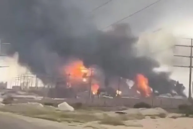 صورة من فيديو انتشر على شبكات التواصل من غارة جوية على جزء من منشأة ميناء عسلوية جنوب إيران 