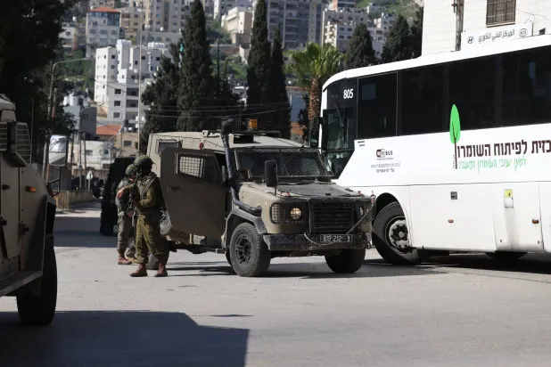 جنود في الجيش الإسرائيلي يتمركزون بينما يتحصن مستوطنون إسرائيليون في قبر يوسف في نابلس... 17 مارس 2026 (إ.ب.أ)