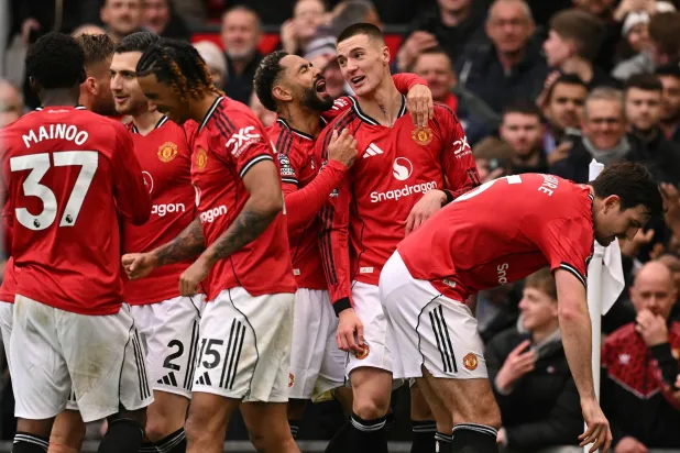 عزز مانشستر يونايتد حظوظه في التواجد ضمن المراكز الأربعة الأولى عقب فوزه الثمين على أستون فيلا (أ.ف.ب)