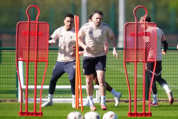 جون مكجين قائد أستون فيلا يتوسط زملائه خلال التدريب الأخير قبل مواجهة ليل (د ب ا)