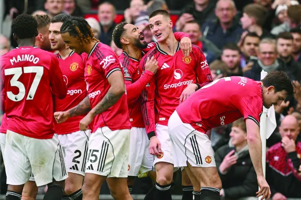 عزز مانشستر يونايتد حظوظه في الوجود ضمن المراكز الأربعة الأولى عقب فوزه الثمين على أستون فيلا (أ.ف.ب)