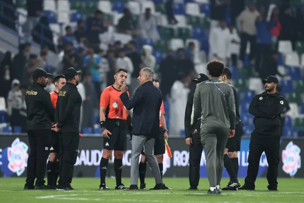 غوميز أظهر احتجاجا علنيا على حكم مباراتهم الأخيرة أمام الهلال (تصوير: سعد العنزي)