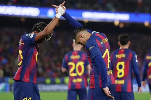 جمال يحتفل مع رافينيا بعد هدفه الثاني في نيوكاسل (أ.ف.ب)