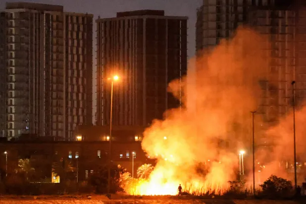 حريق يتصاعد خارج مقر السفارة الأميركية في المنطقة الخضراء المحصنة ببغداد (أ.ف.ب) 