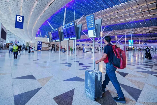 واصلت مطارات السعودية استقبال رحلات ناقلات دول الجوار بانتظام وبجاهزية تشغيلية عالية (واس) 
