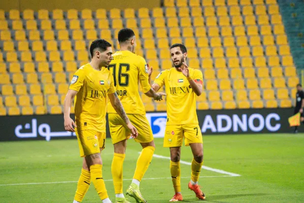 فرحة لاعبي الوصل بالفوز (رابطة الدوري الإماراتي)